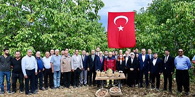 BAŞKAN TOPTAŞ, AB TESCİLLİ CEVİZLERİN HASAT ŞENLİĞİNE KATILDI